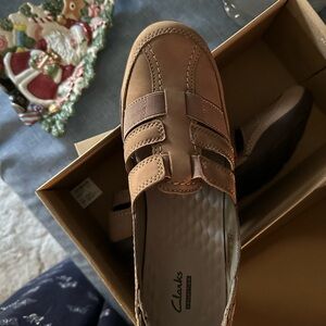 NWT Clarks women’s size 11 nubuck comfort flats
